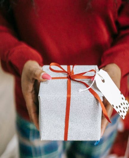 Какие подарки дарят мужья женам