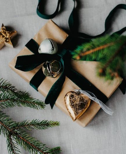 Дарит подарок