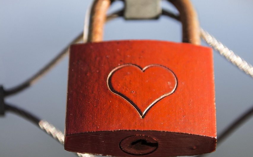 Какой подарок купить на 10000 рублей