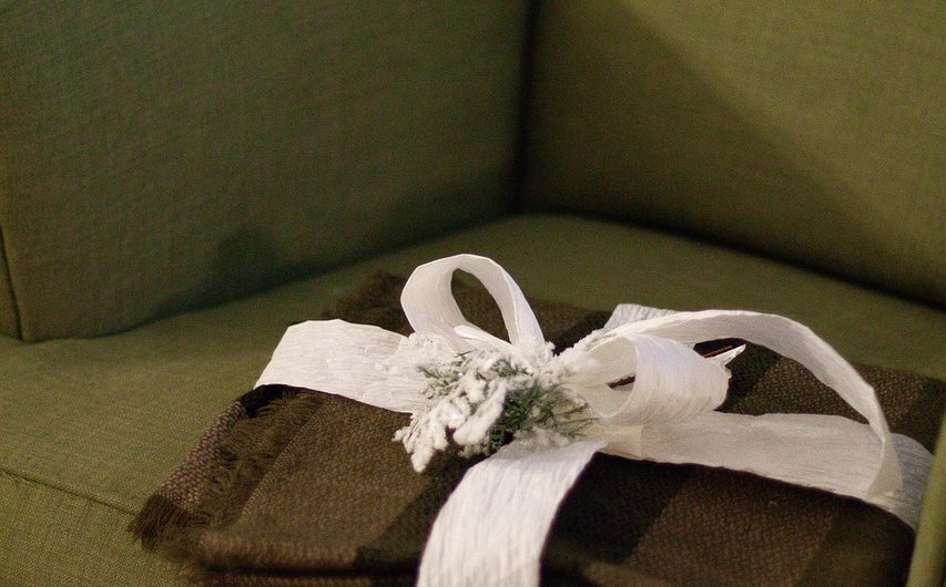 Какой подарок можно подарить школе