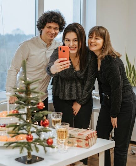 Нужно дарить подарки