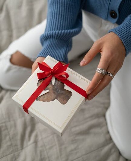 Ребенку подарок 18 лет