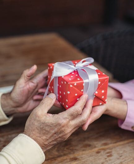 Что подарить на 18 летие