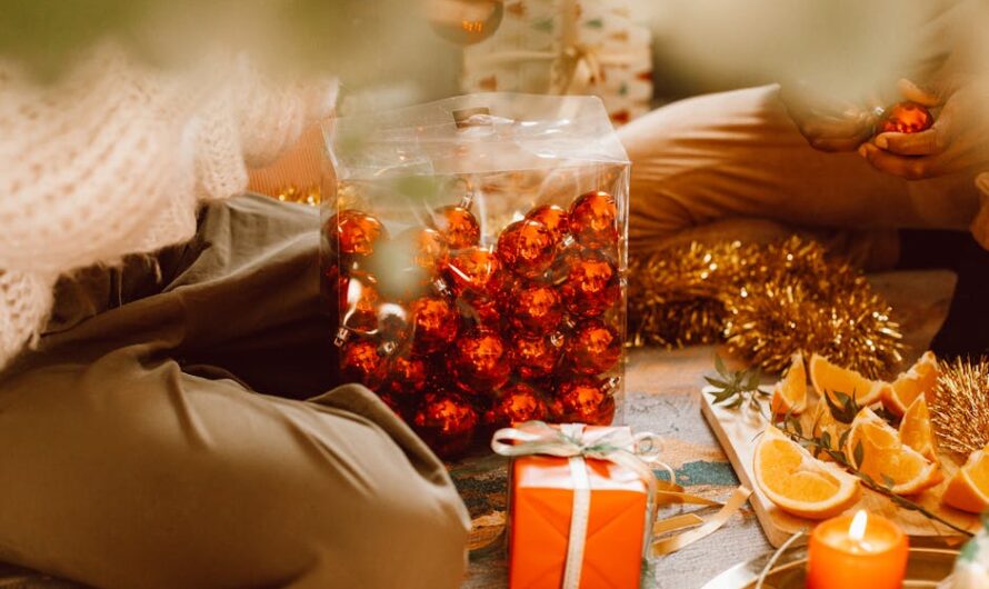 Что подарить женщине на 50