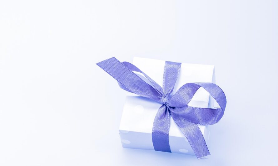 Что парень подарил девушке на год